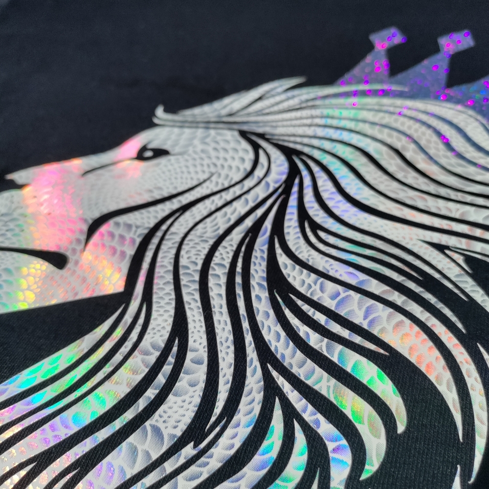 📸 Holographic Crowned Lion T-shirt - Picture 8 of 17